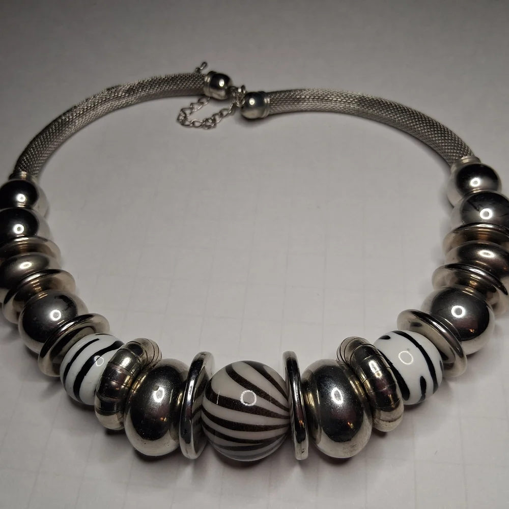 Qveen Herby Style - Vintage Striped Mouth-blown Glass Beaded Necklace - Picture 3 of 3